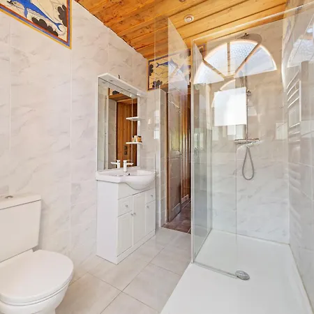 In Le Manoir With Jacuzzi In Summer