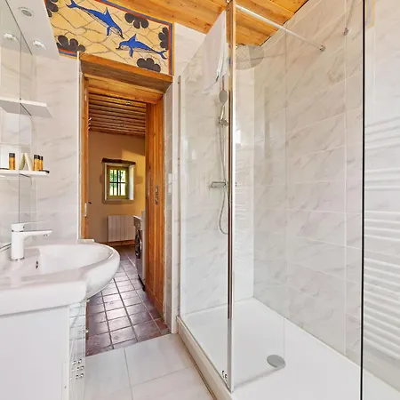 In Le Manoir With Jacuzzi In Summer